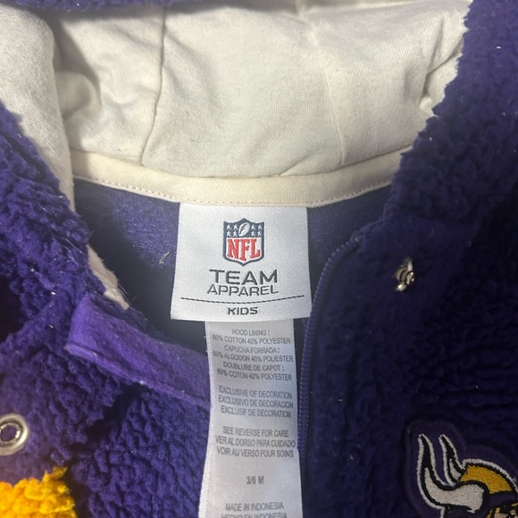 3/6M NFL Vikings gear
Long sleeves onsies
Zip up fuzzy jumper, hood/hand covers - Picture 3 of 4